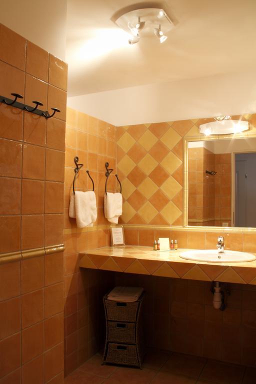 Le Relais Du Grand Logis Hotel Mirabeau  Bagian luar foto